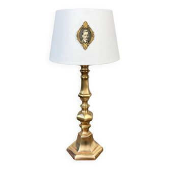 Grande lampe en laiton “Le bel inconnu”