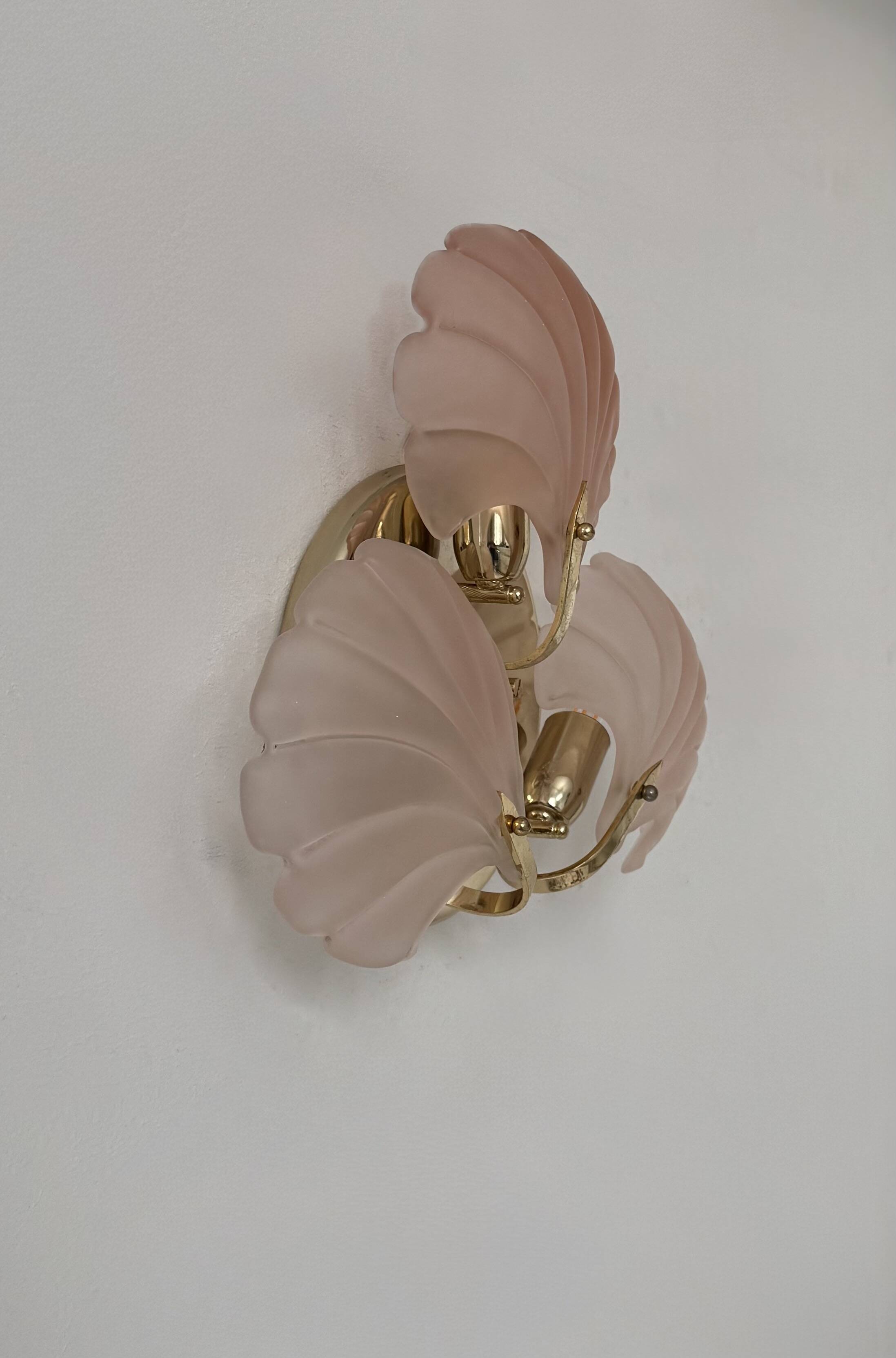 Vintage shell wall light, amber glass and brass, France, 1970.