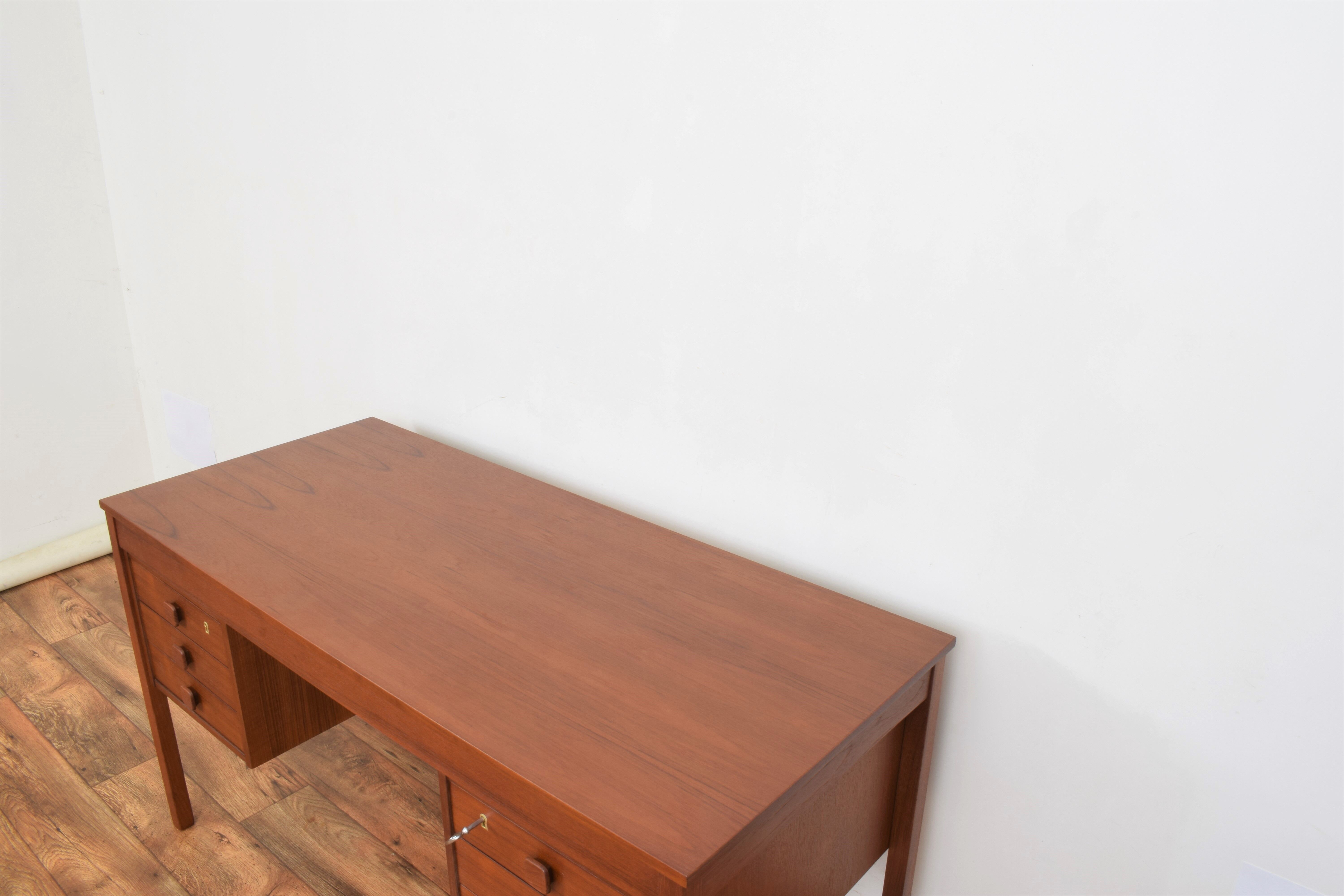 Bureau en teck danois du milieu du siècle de Domino Møbler, années 1960.