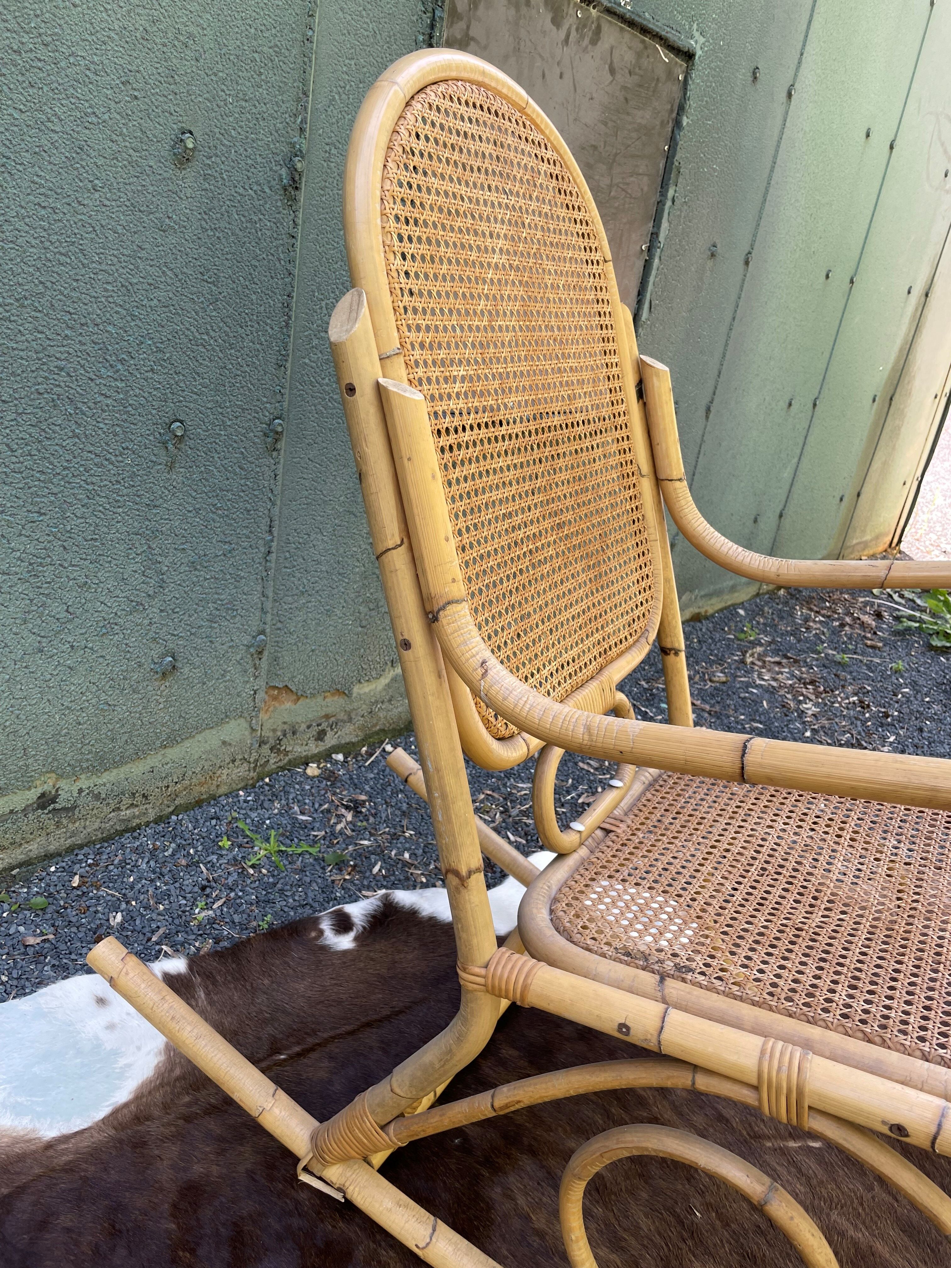 Rocking chair en cannage et rotin