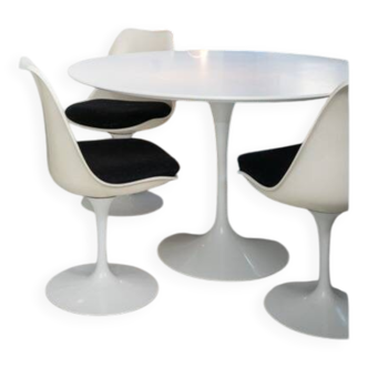 Knoll Saarinen table
