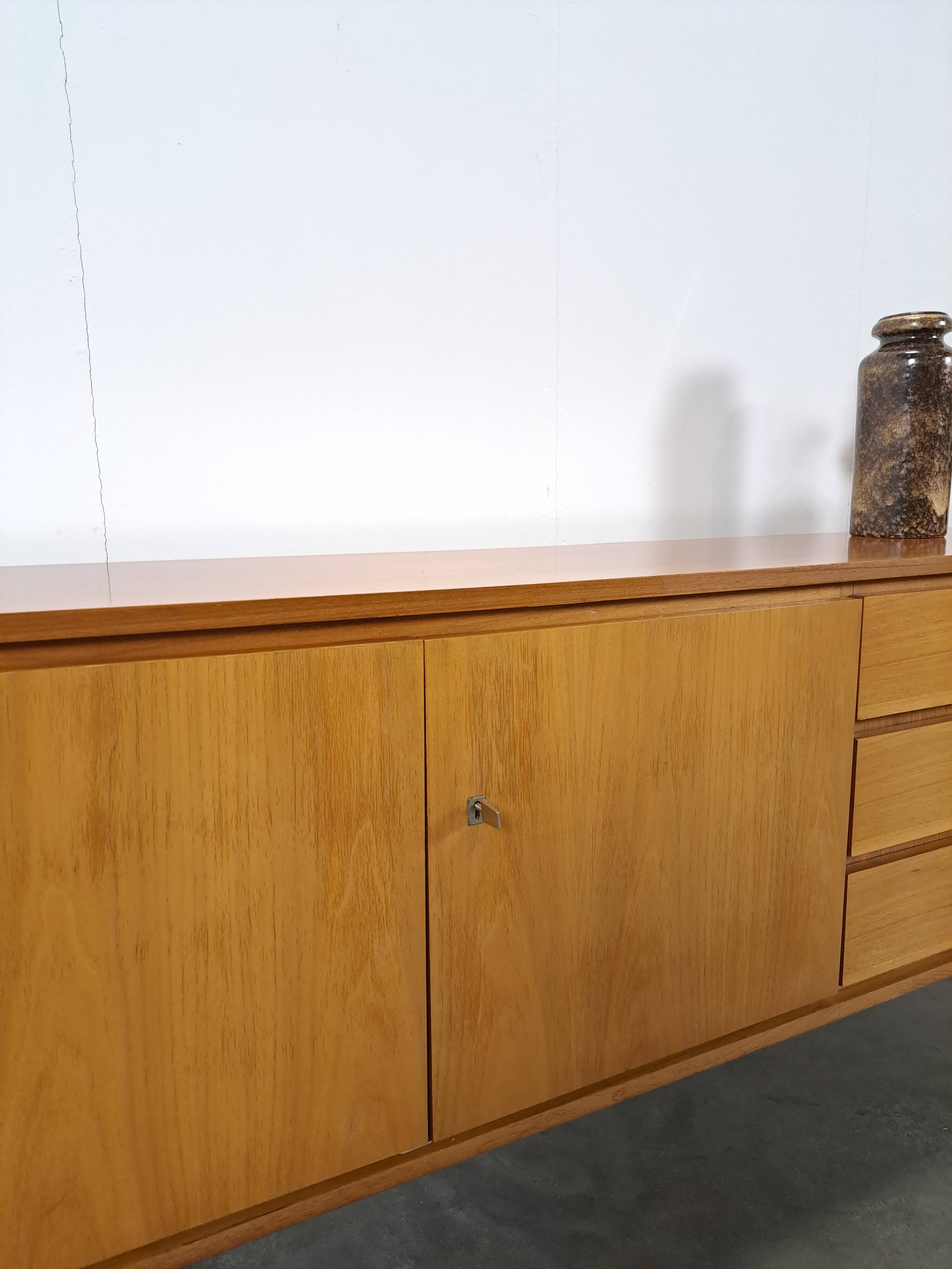 Mid-century notenhout fineer dressoir met 3 lades
