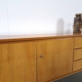 Mid-century notenhout fineer dressoir met 3 lades