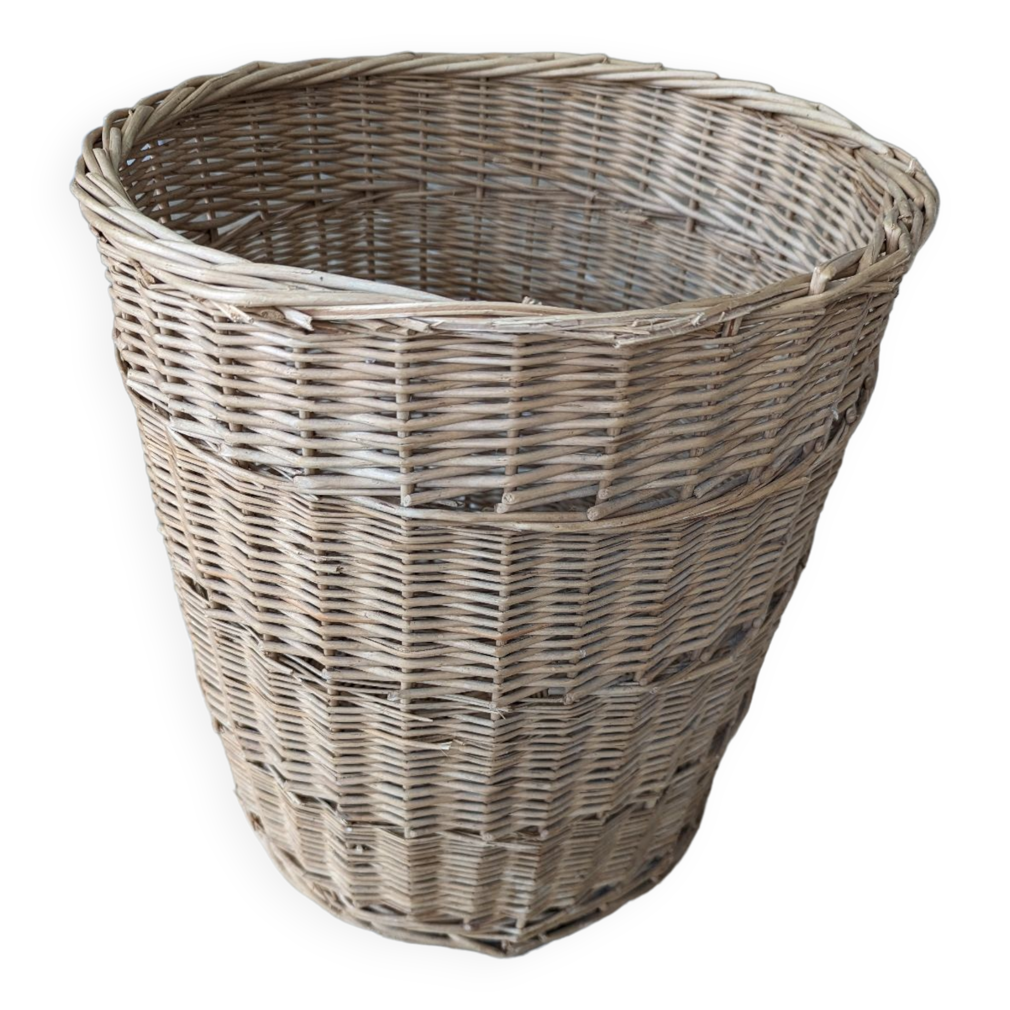 Wicker laundry basket