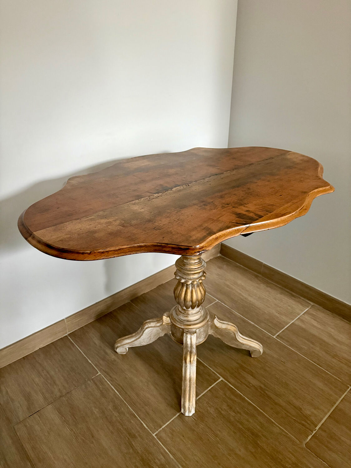 Violin table