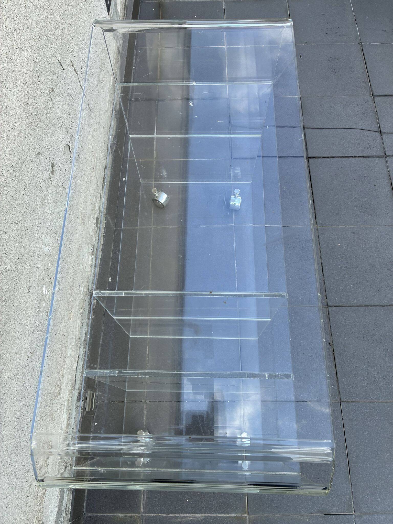 Chariot en lucite épais sur roulettes, années 1970