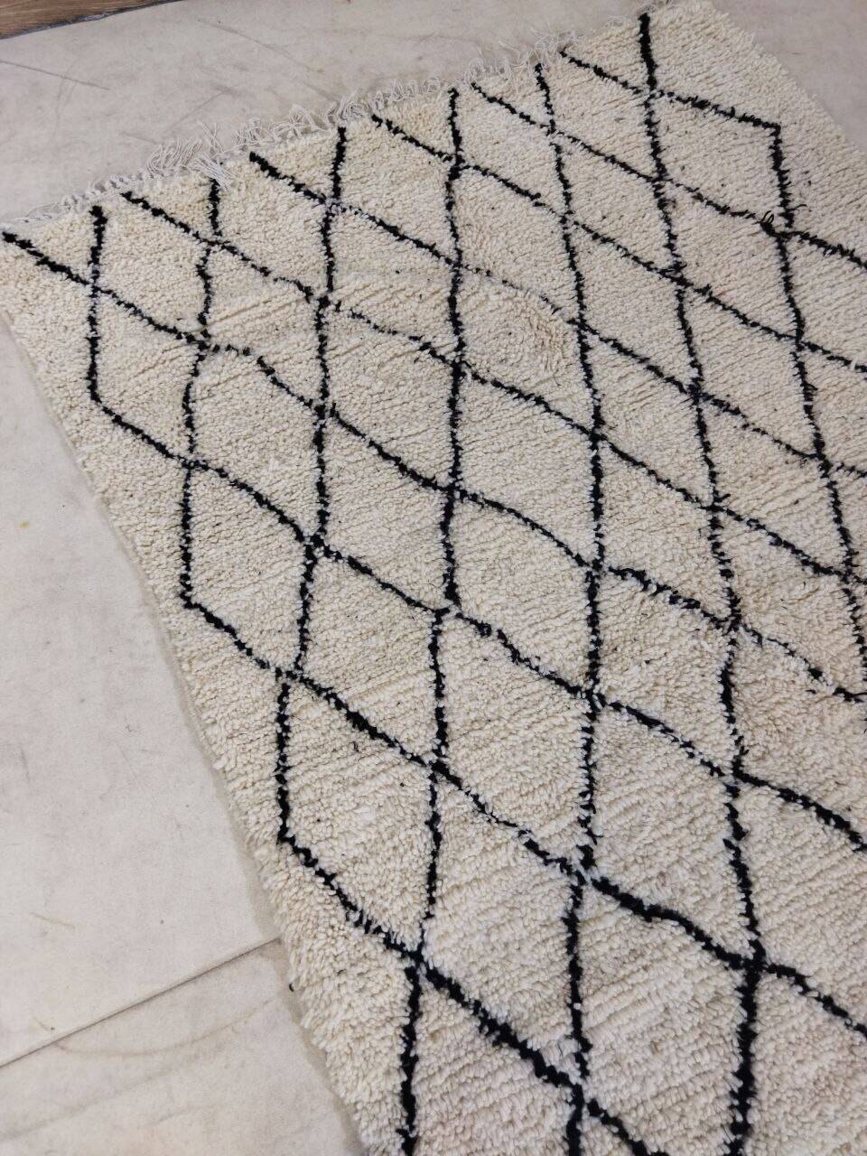 Handmade moroccan berber rug 255 x 150 cm