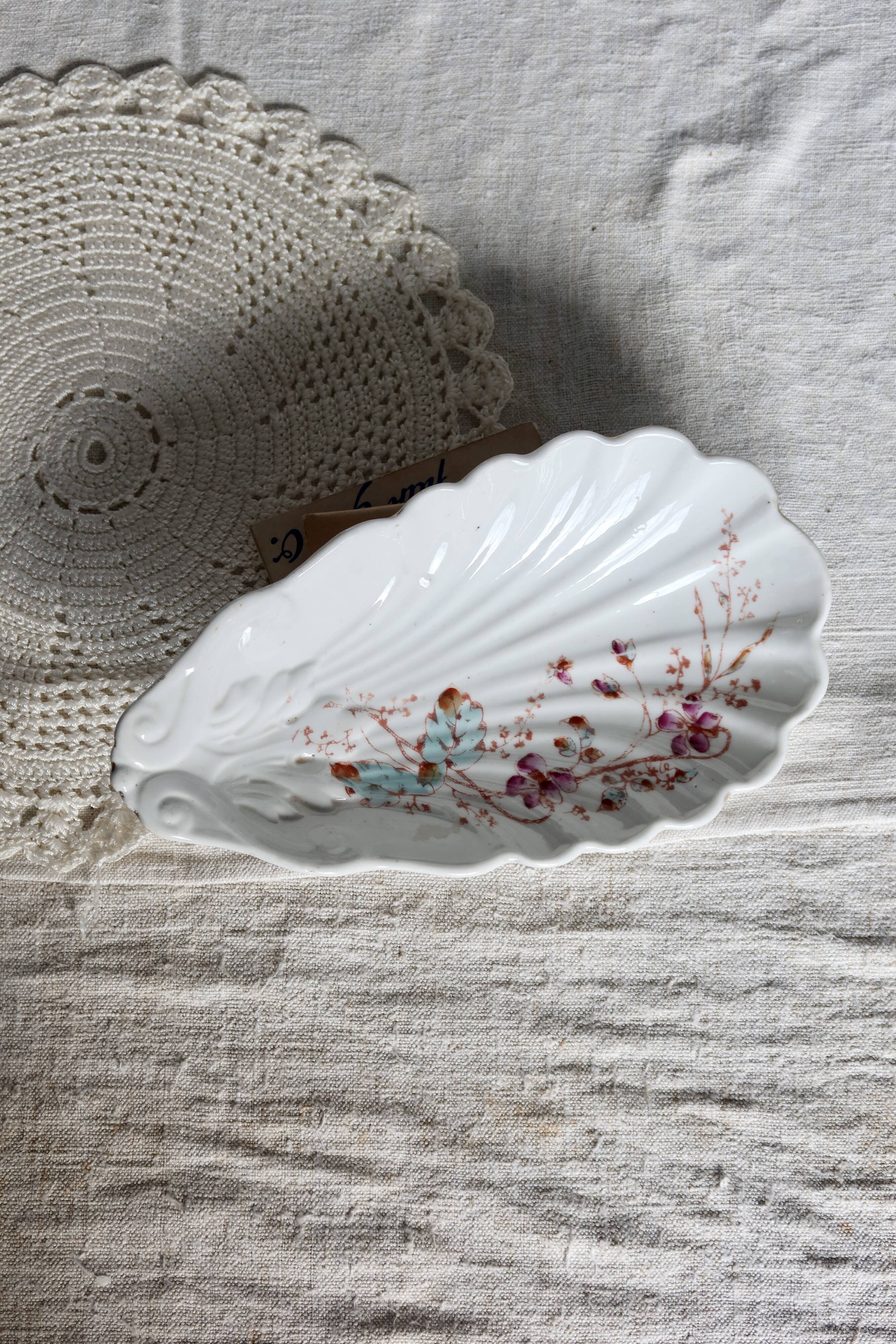 Vintage earthenware shell dish – Floral decoration