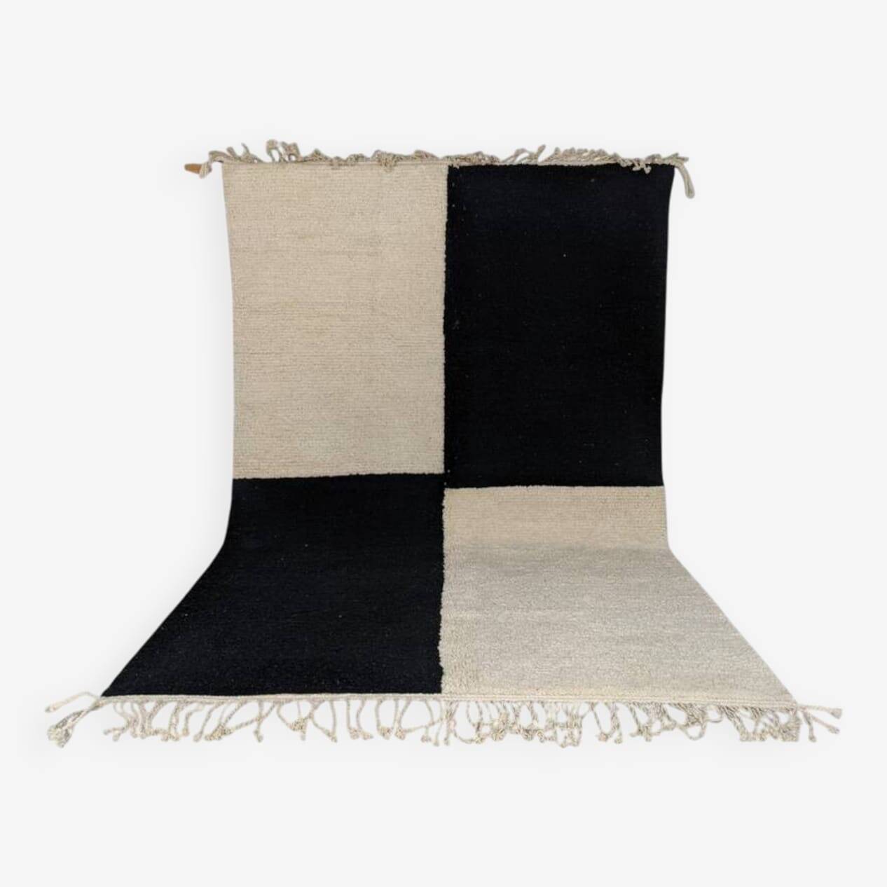 Handmade white and black beret rug