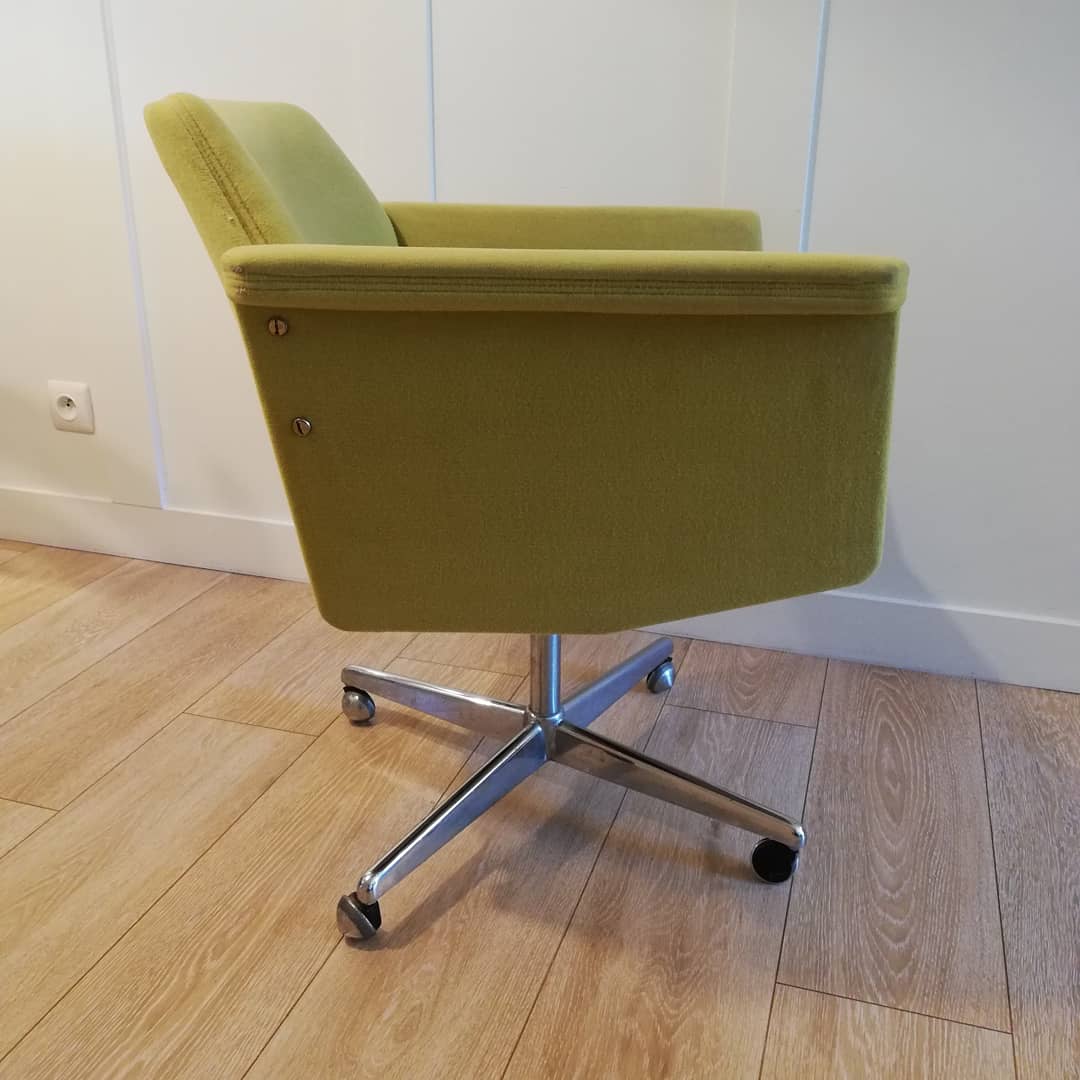 Joseph André Motte's swivel Prism chair for Steiner