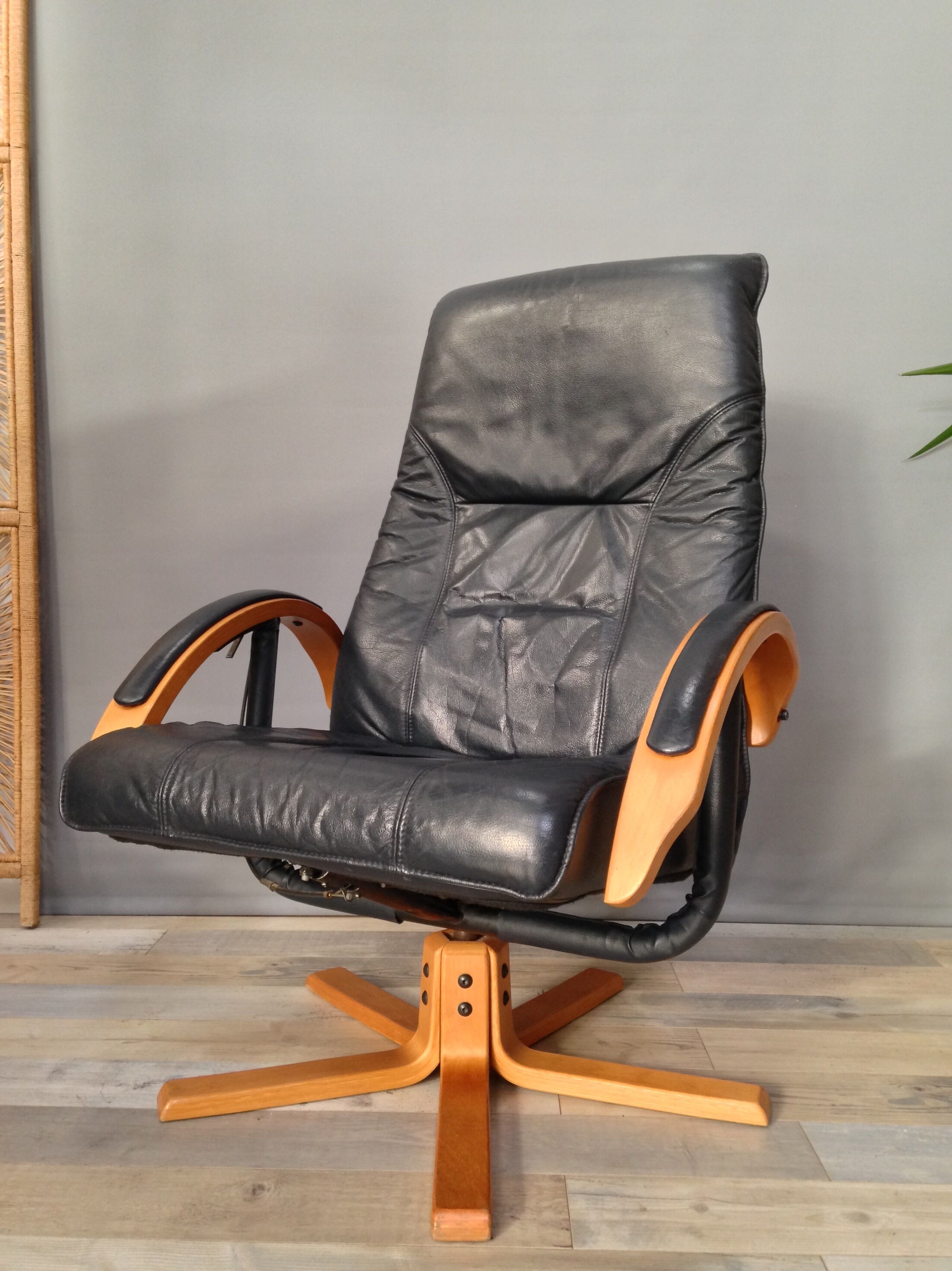 Danish design swivel and reclining relaxed chair by Jorgen Kastholm for Unico