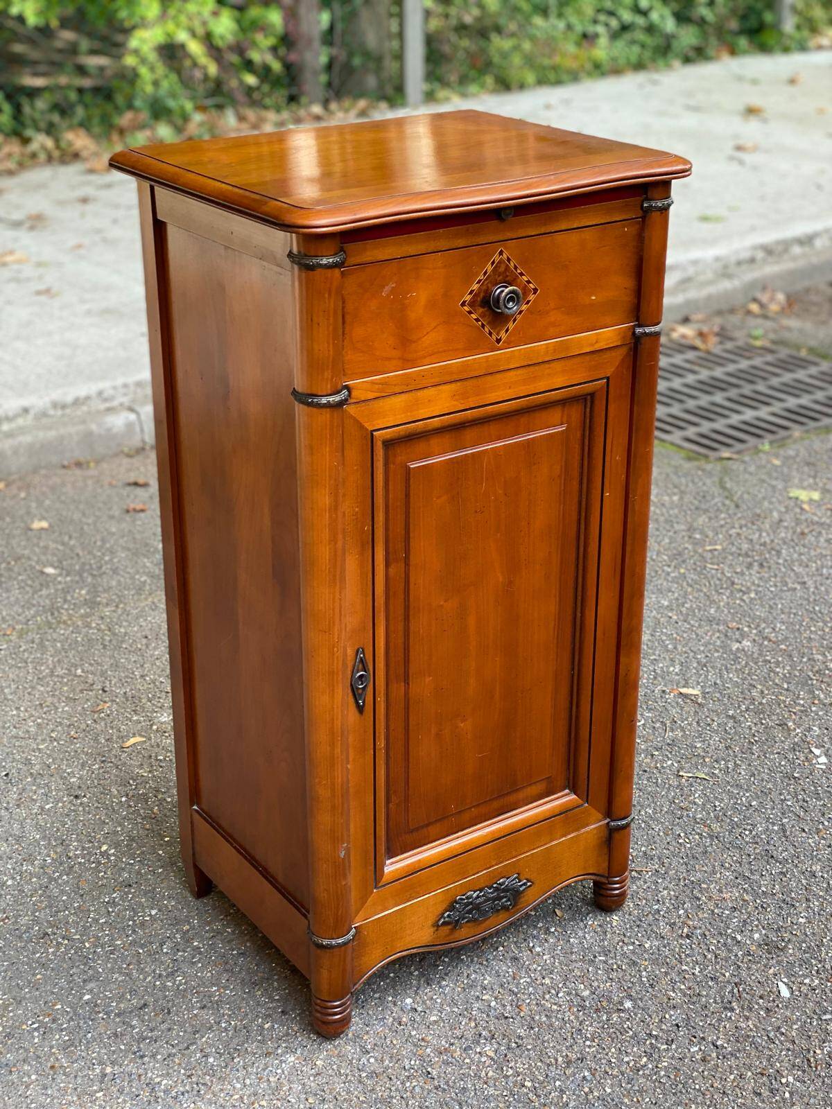 Commode, chevet en bois massif, 19ème siècle