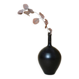 Vase en grès à col étroit à couverte brune.