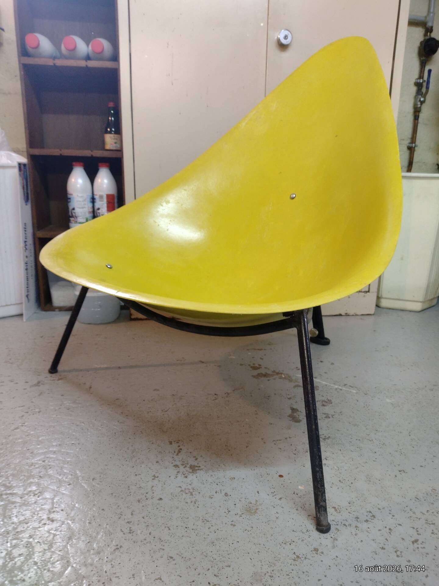 Fauteuil  à piétement tripode en acier laqué. Édité par Merat en 1956.