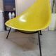 Fauteuil  à piétement tripode en acier laqué. Édité par Merat en 1956.