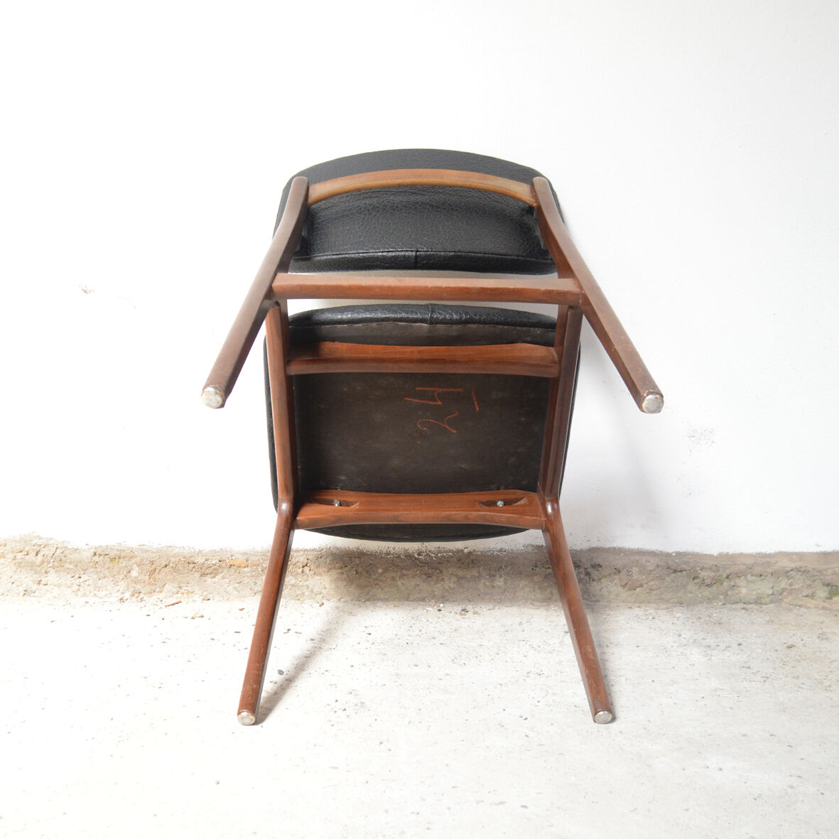 Série de 4 chaises scandinaves en skaï
