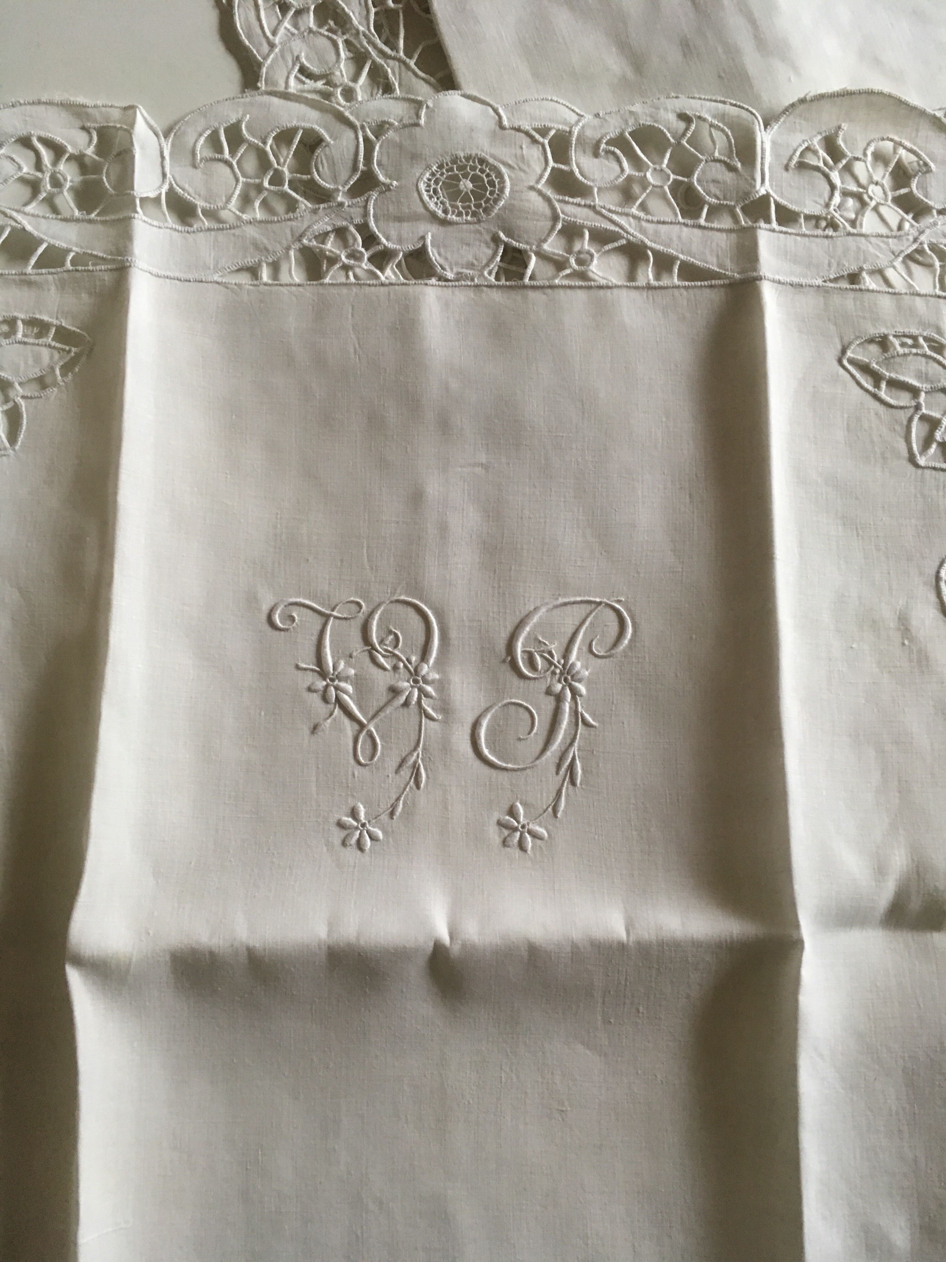 Sheet and pillowcases embroidered linen Richelieu old Castle