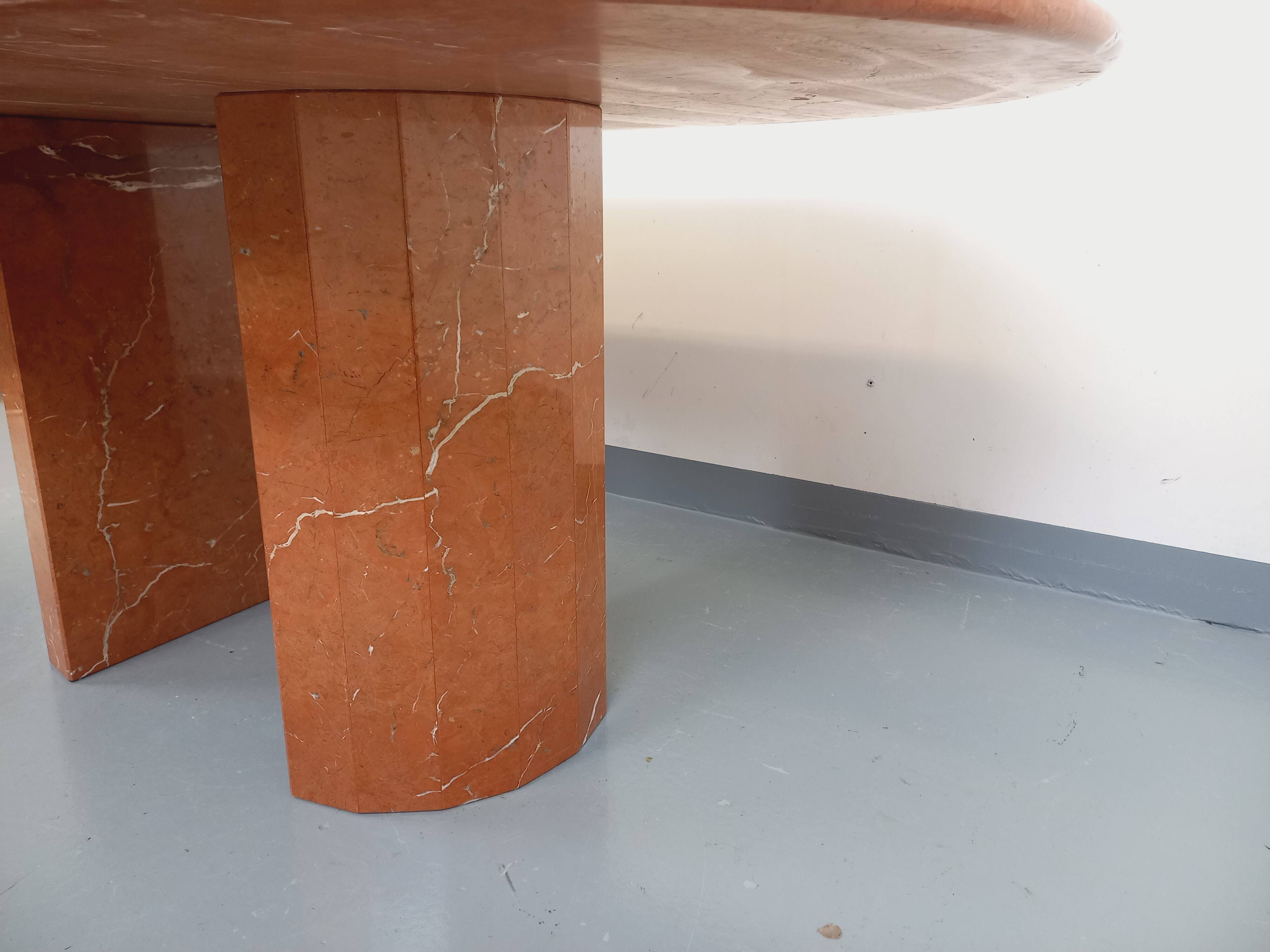 Vintage oval dining table in pink marble from the 70s 80s.