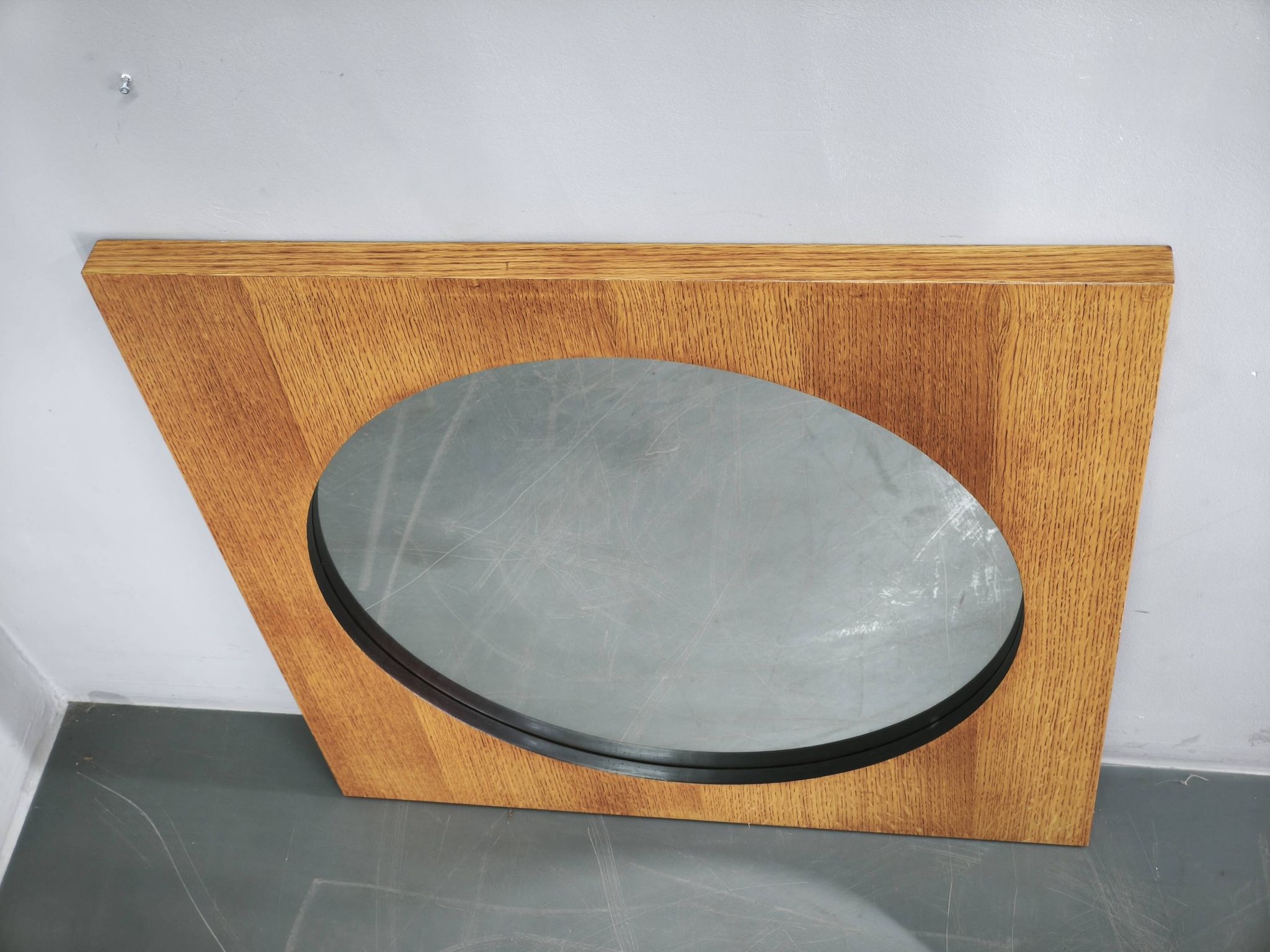 Miroir carré en placage de chêne tchèque des années 1970 avec verre circulaire