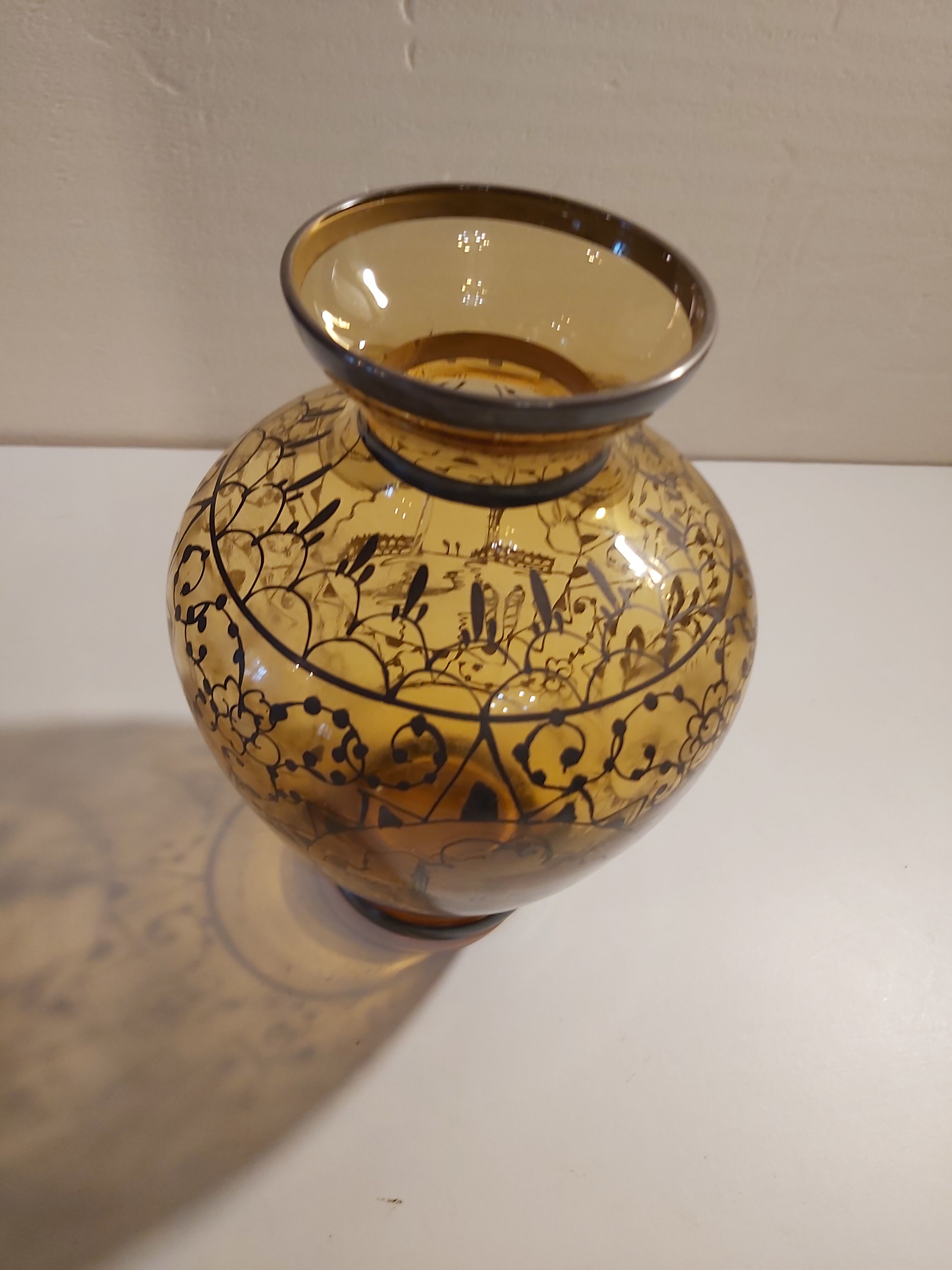 Vase with silver inclusion for decoration