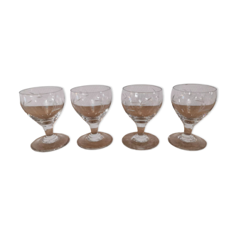 Lot de 4 verres à porto sur pied finement gravés vintage