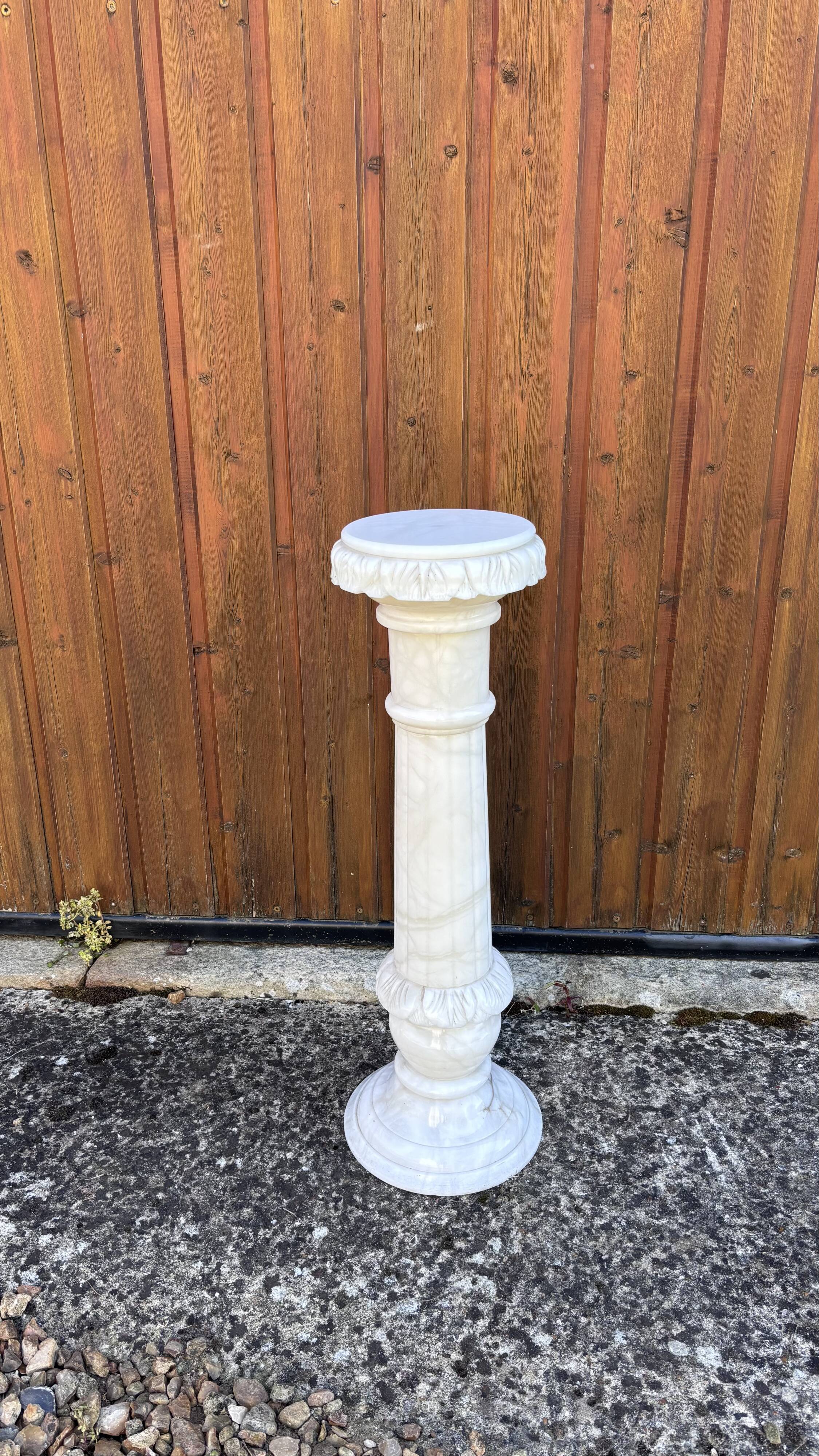Decorative alabaster column – Vintage sculptural pedestal