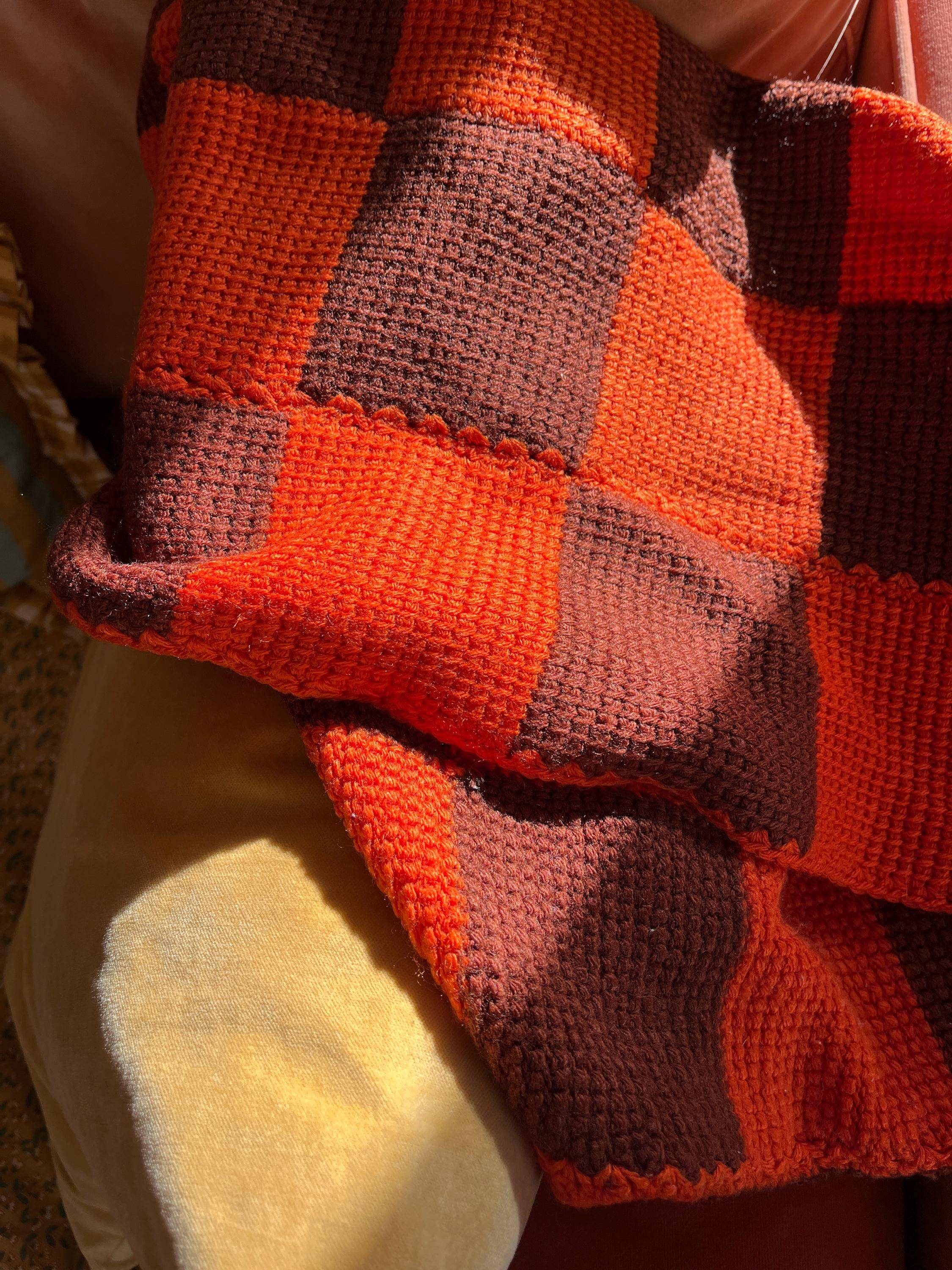 Vintage hand-knitted wool vichy blanket 110x88.