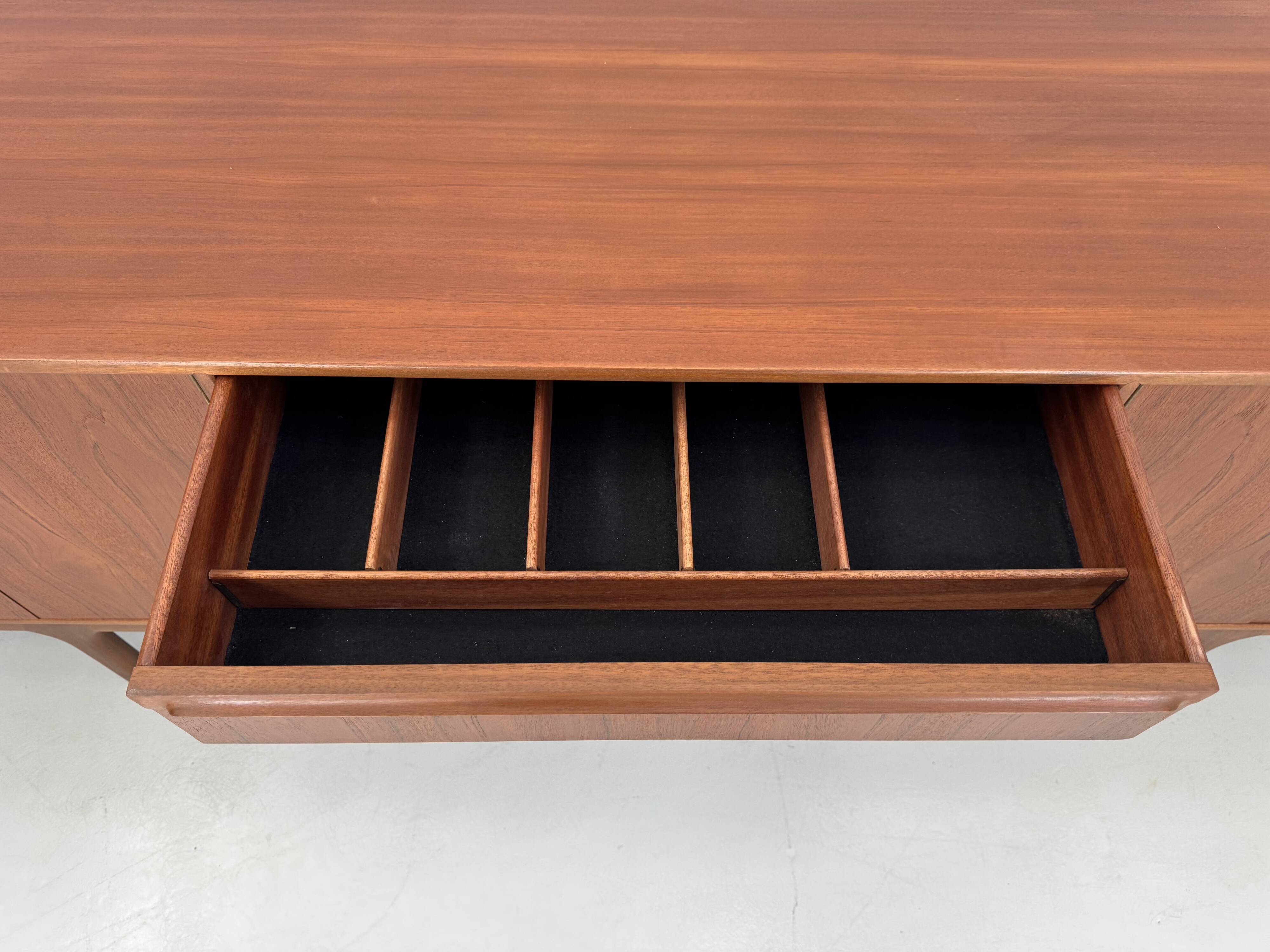 Buffet vintage par McIntosh, design de T. Robertson des années 1960.