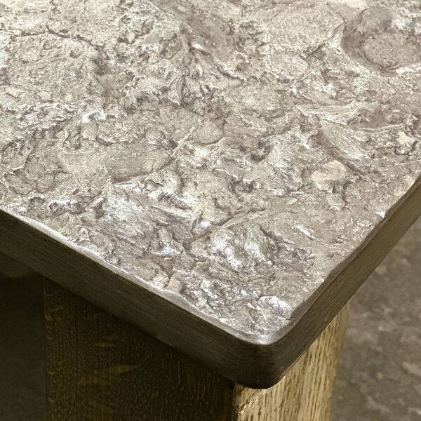 Table basse française des années 1970 en ardoise et chêne massif — dalle d'ardoise texturée, présence sculpturale