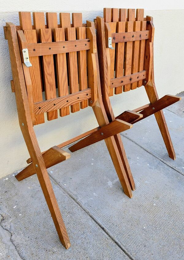 Paire de chaises pliantes en pin massif - Editions DEJOU