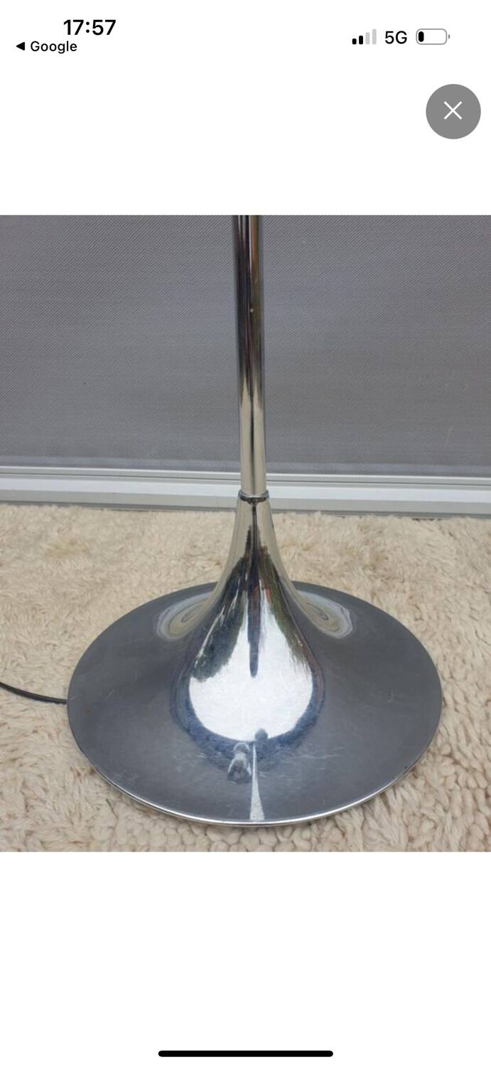 Eyeball lamp with tulip base