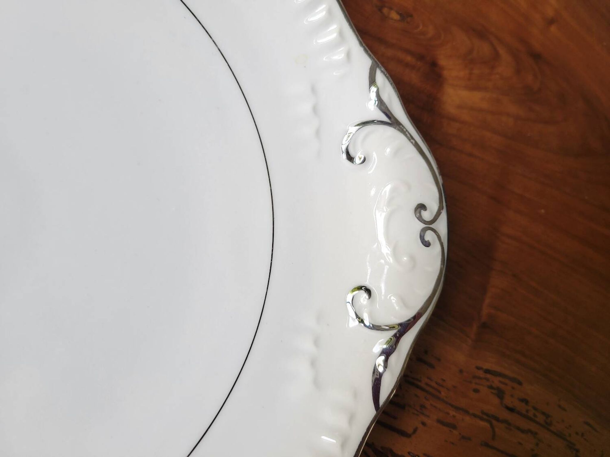 Silver-edged dessert service and its dish