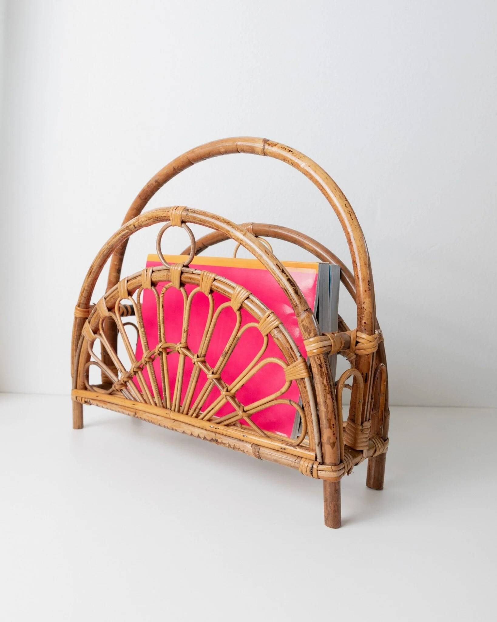 Vintage bamboo magazine rack in bois wood finish, rotin-et-osier-inspired, mid-century Italian design, 1970s