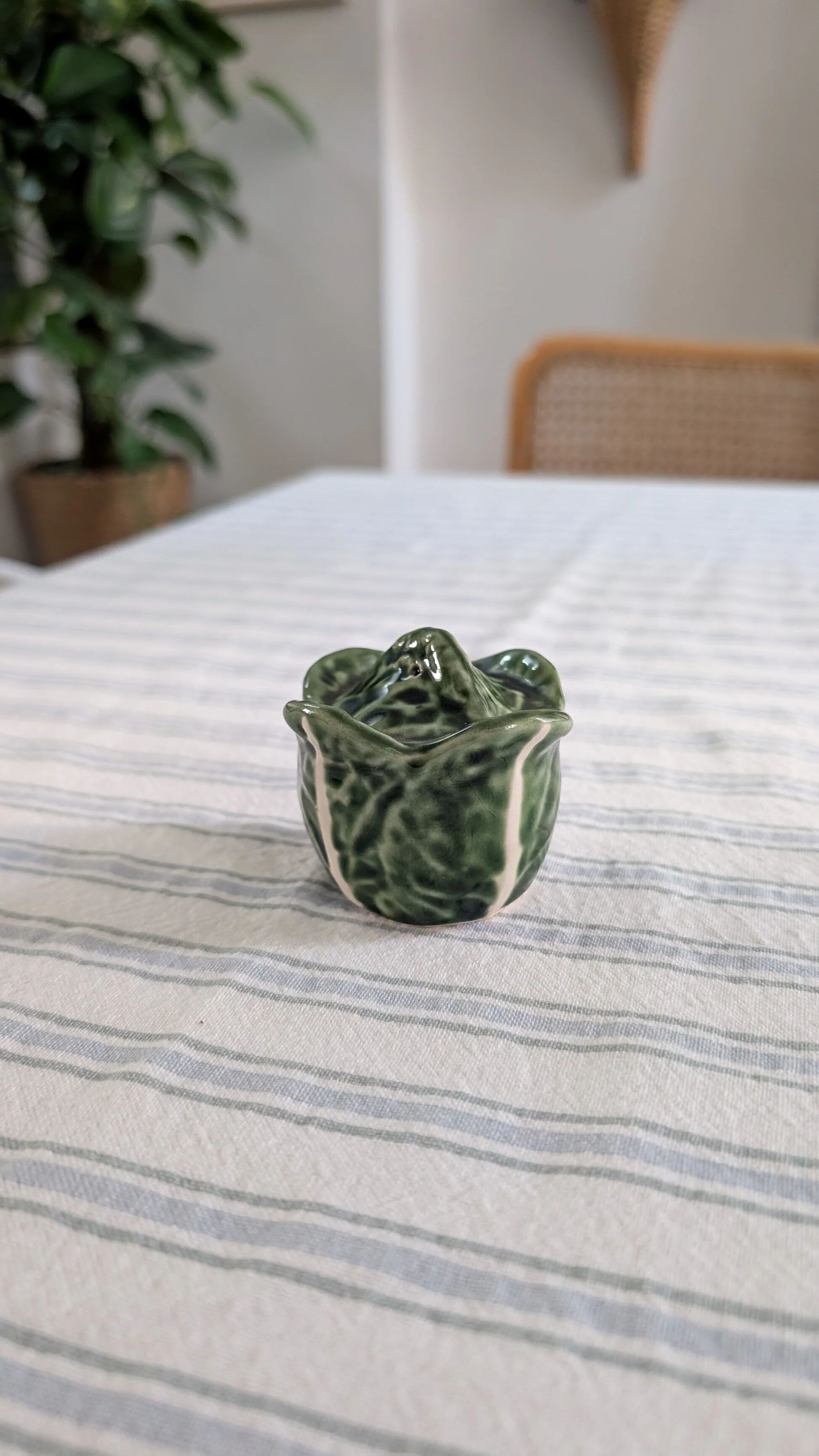 Cabbage-shaped salt shaker