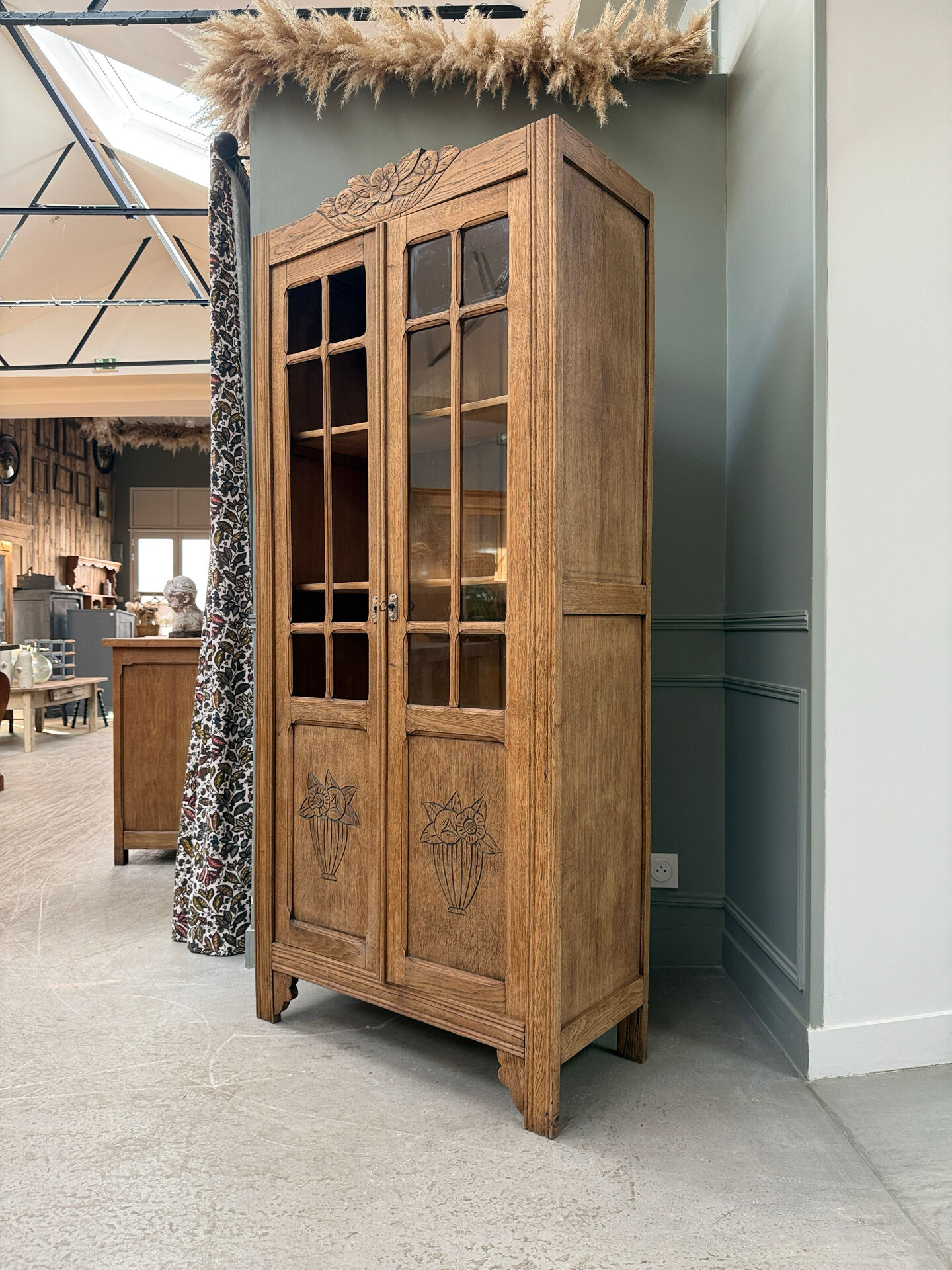 Parisian Art Deco display cabinet in oak (renovated)