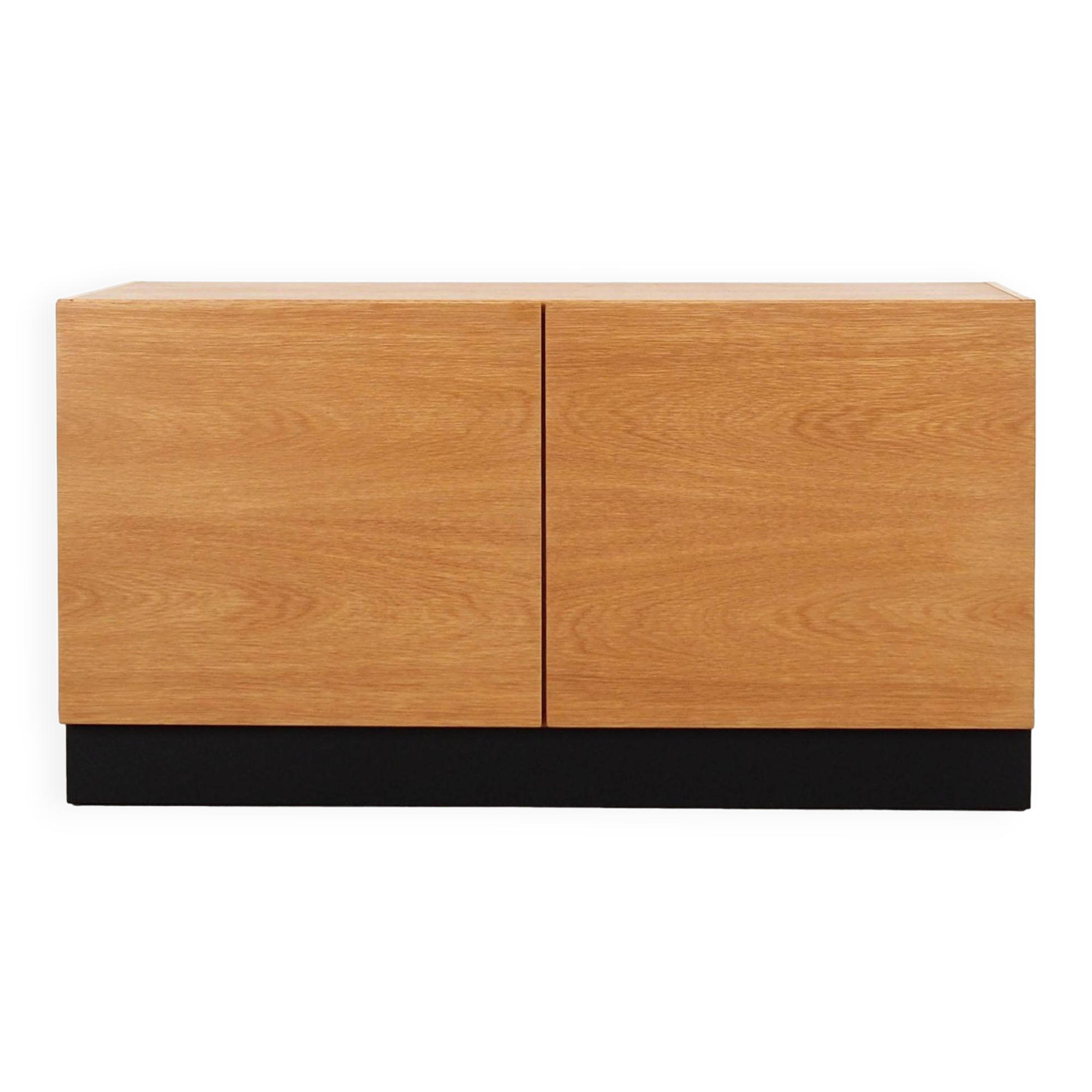 Buffet en frêne, design danois, années 1970, production : Danemark