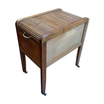 Horizontal curtain binder in solid oak