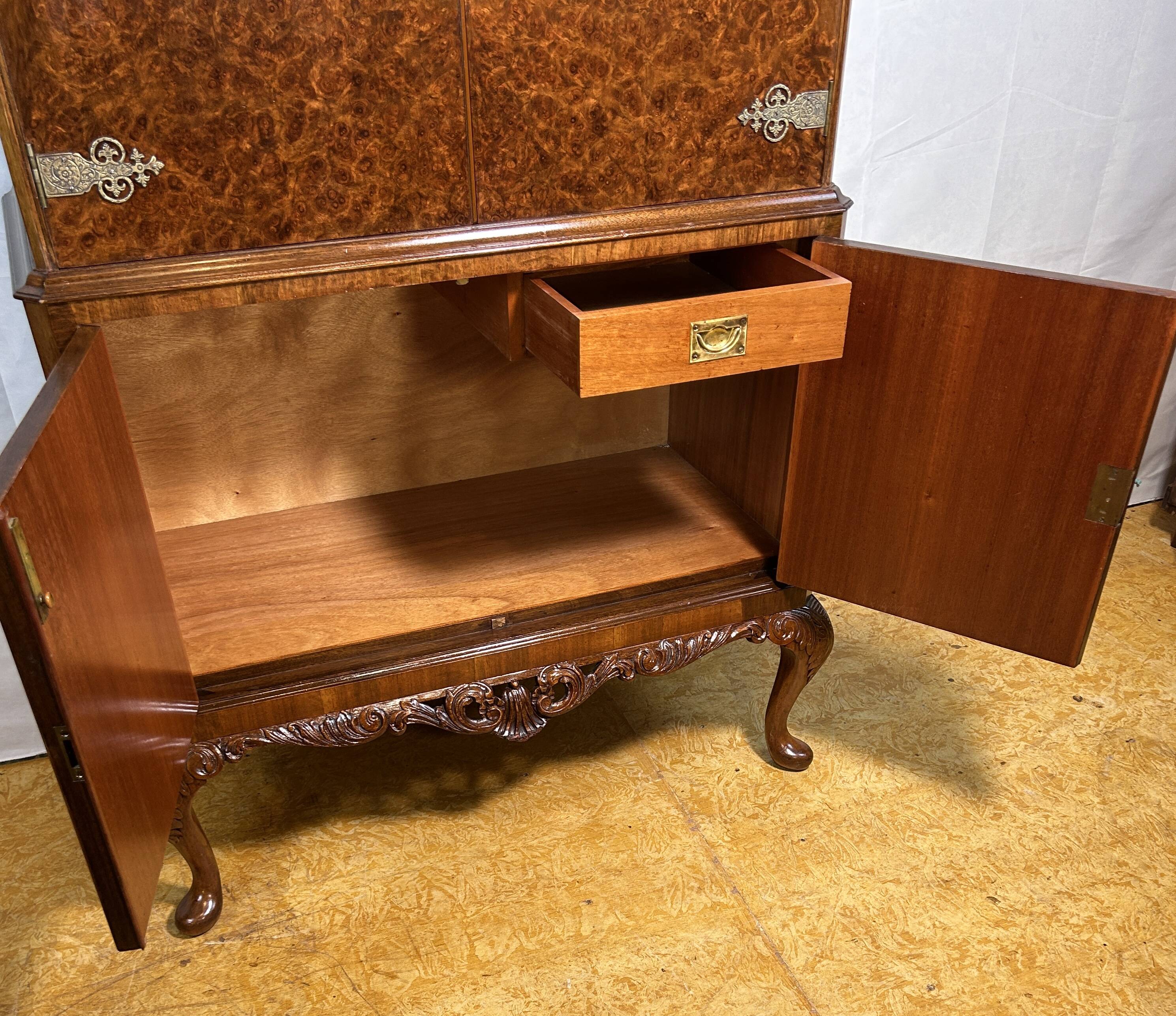 Mid-20th Century Burr Walnut Drinks Cabinet – Art Deco Elegance Meets Queen