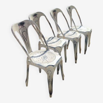 Série de 4 chaises style tolix vers 1980 en fer peintes en blanc