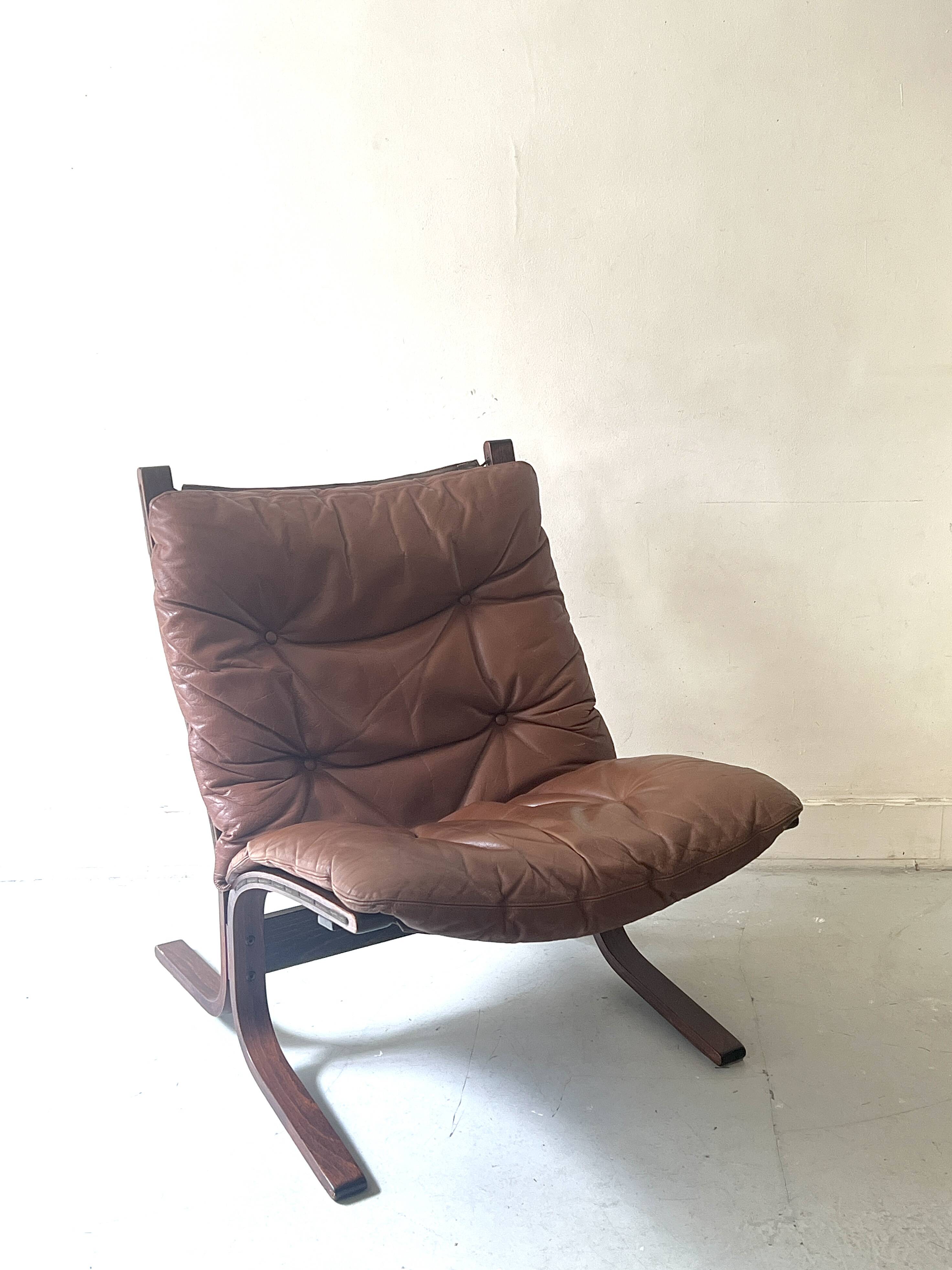Fauteuil scandinave en cuir cognac "Siesta" par Ingmar Relling pour Westnofa 1960