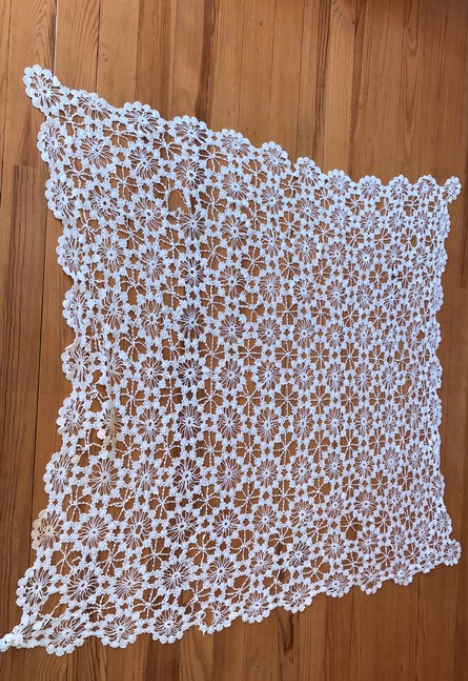 Nappe crochetée main en pur coton 108 cm x 100 cm