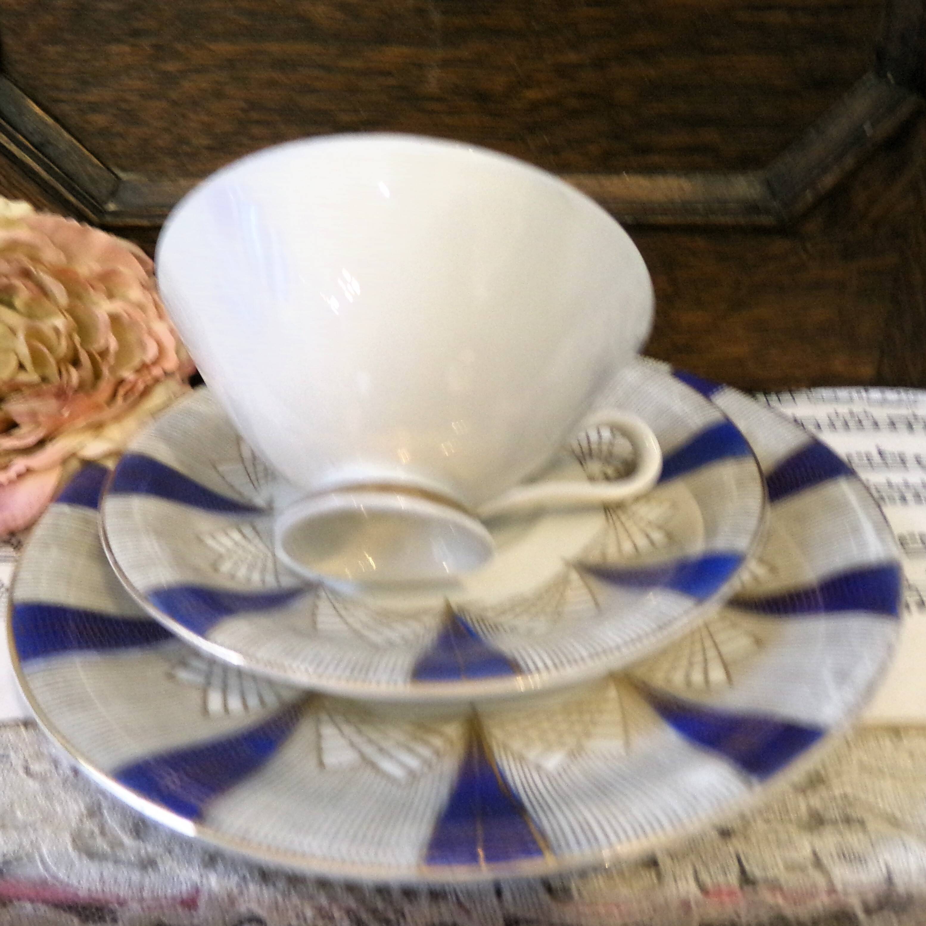 Trio de tasses à thé Linding Porzellan, motif soleil bleu et or