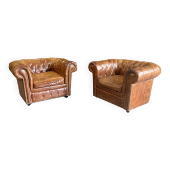 Lot de 2 fauteuils Chesterfield en cuir.