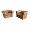 Lot de 2 fauteuils Chesterfield en cuir.