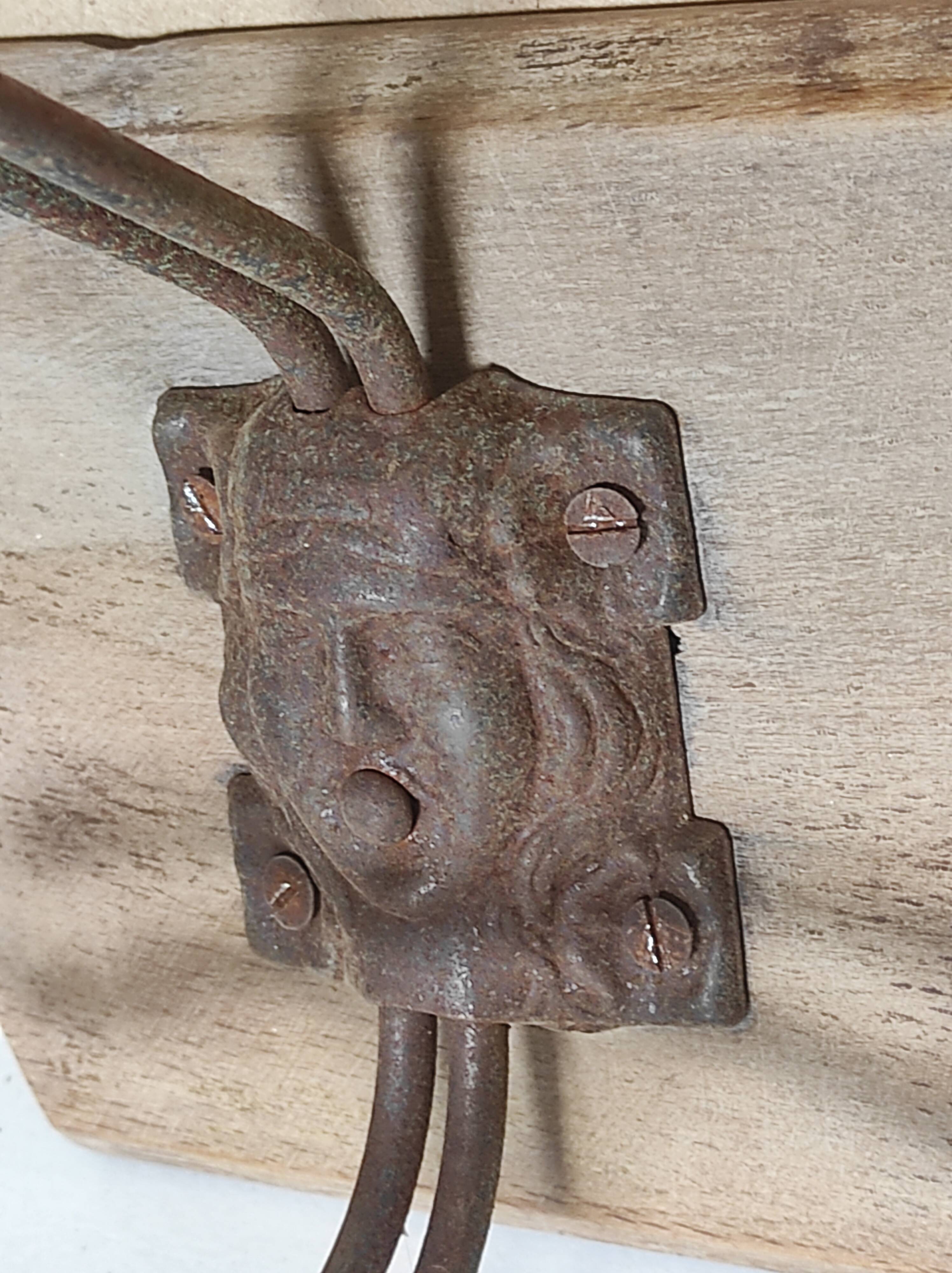 Portemanteau vintage patères métalliques avec mascarons (visages) sur plaque en bois de hêtre