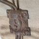 Portemanteau vintage patères métalliques avec mascarons (visages) sur plaque en bois de hêtre