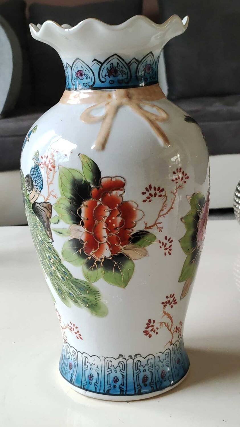 Chinese polychrome porcelain base. Peacock/birds of paradise designs. Corolla-shaped collar with ribbon. 30 x 15 cm