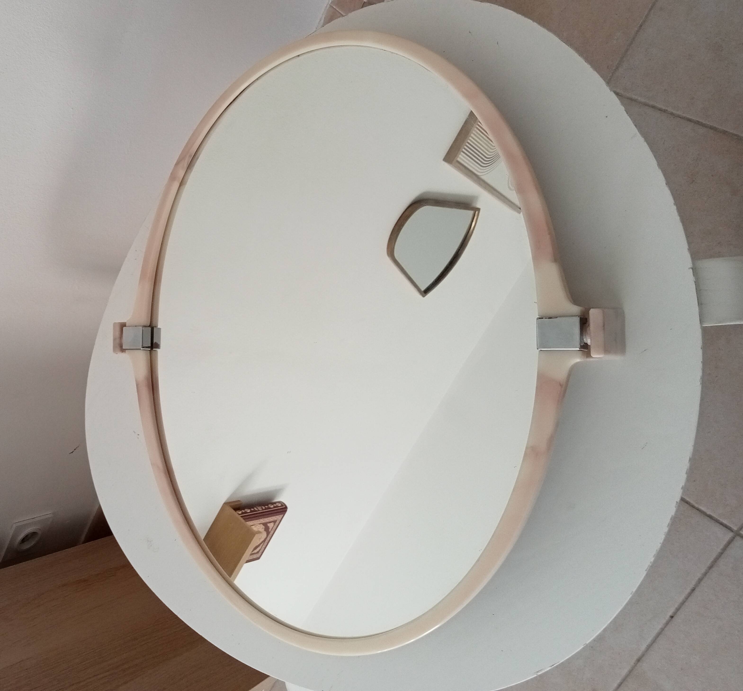 Vintage mirror with a marbled effect from the 70s.