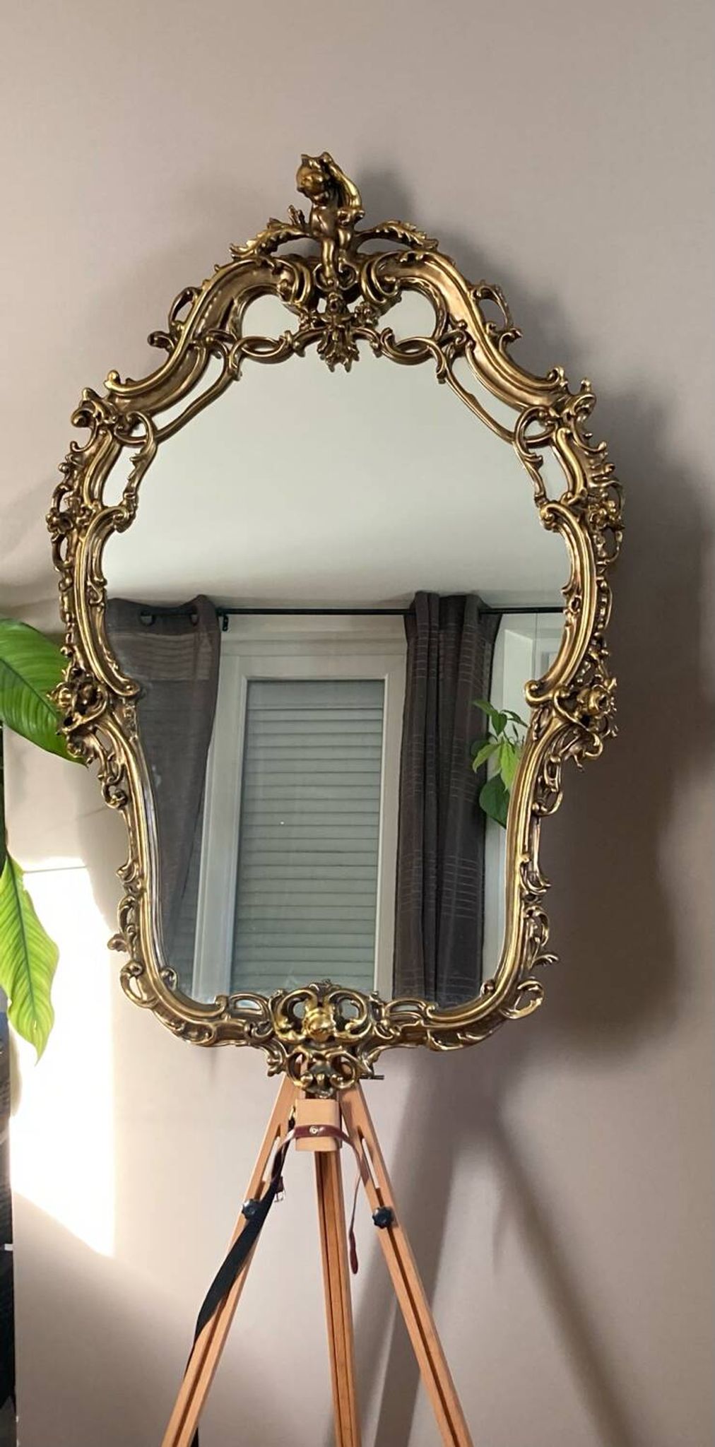 Rocaille style mirror from the 20th century in wood and gilded stucco, Putto on the pediment