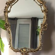 Rocaille style mirror from the 20th century in wood and gilded stucco, Putto on the pediment